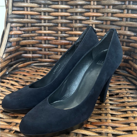 Stuart Weitzman navy suede  Women's Heels in size 7.5 Only worn a few times ! - Picture 10 of 16